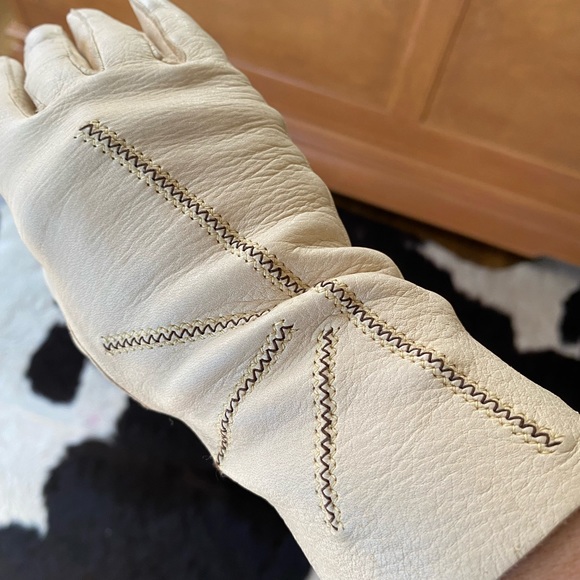 SOLD 🚫 Vintage 1970s Deer Skin Gloves | Gorgeous! | Ladies 7 - Picture 3 of 10